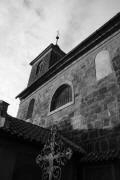 ČELÁKOVICE: pohled na jižní fasádu kostelní lodi s dvojicí románských oken od východu (foto M. Falta 2010).