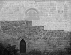 ČELÁKOVICE: fotografie severní fasády s vyznačením „schodovitého“ ukončení III. stavební fáze (foto M. Falta 2010).