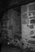 CHŘENOVICE: pohled z podkroví lodi na západní zeď věže s románským portálem s ostěním z precizně tesaných kvádrů, který propojuje druhé patro věže s prostorem lodi či jejího krovui (foto M. Falta 2016).