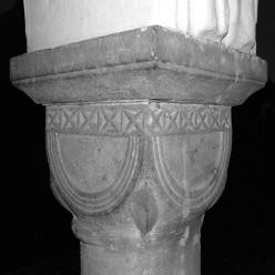 LIBČANY: krychlová hlavice s dekorem nesoucí arkádu empory (foto M. Falta 2005).
