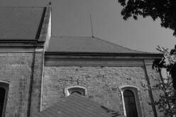 LIBČANY: jižní stěna presbytáře se stopami barokního historismu ve formě rytého kvádrování (foto M. Falta 2005).