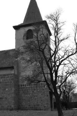 OLEŠKY: celkový pohled na věž od severozápadu před obnovou vnějšího pláště stavby (foto R. Flachs 2004).