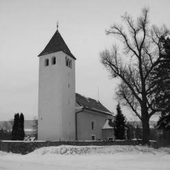 PAŘÍŽOV: celkový pohled na kostel s novými omítkami od jihozápadu (foto M. Falta 2010).