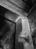 PA͎OV: kamenn ostn a devn peklad portlu spojujc chodbiku v zpadn zdi se schoditm v tlouce zdi (foto M. Falta 2010).
