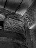 PA͎OV: detail kamennho ostn a pekladu portlu vedoucho ze schodit do druhho patra ve. Strop nad podestou je tvoen hrannmi trmy (foto M. Falta 2010).