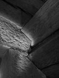 PA͎OV: kamenn ostn a peklad portlu vedoucho ze schodit do druhho patra ve a detail devn zastropujc konstrukce nad vstupnm ramenem schodit a podestou (foto M. Falta 2010).