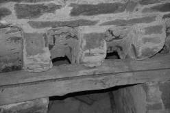 PAŘÍŽOV: detail otisku po neznámé šikmé konstrukci a podkladní hraněný trám ve druhém patře věže (foto M. Falta 2010).