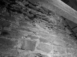 PA͎OV: pohled z podkrov lodi na vchodn ze ve s rozhranm mezi stnou s rytmi sprami ve spodn sti a hornm lomovm zdivem bez povrchov pravy (foto M. Falta 2010).