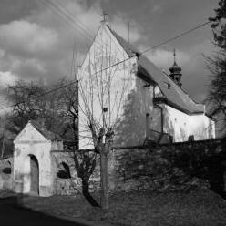 TŘEBONÍN: celkový pohled na kostel od jihozápadu (foto M. Falta 2013).