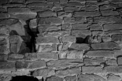 TŘEBONÍN: detail křížového okénka a struktura románského zdiva na západní stěně východního štítu lodi (Foto M. Falta 2013).