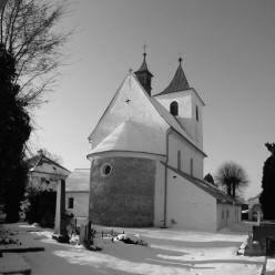 VYSOK JEZD nad DDINOU: celkov pohled na kostel od severovchodu (foto M. Falta 2011).