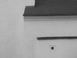 VYSOKÝ ÚJEZD nad DĚDINOU: pohled na jižní rizalit (foto M. Falta 2011).