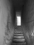 VYSOKÝ ÚJEZD nad DĚDINOU: schodiště spojující loď a emporu vedené v síle jižního rizalitu (foto M. Falta 2011).