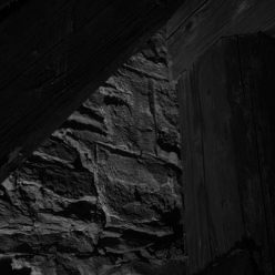 VYSOKÝ ÚJEZD nad DĚDINOU: pozůstatek ryté dekorace ve formě kvádrování v omítkové kře na východní stěně věže. Za upozornění na tento jev děkuji Jiřímu Slavíkovi (foto M. Falta 2019).