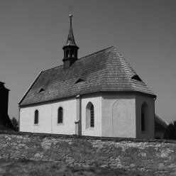 ŽELENICE: celkový pohled na kostel od jihovýchodu, po opravě vnějšíhio pláště stavby (foto M. Falta 2015).