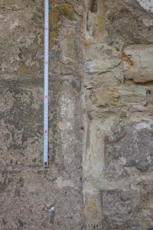 ŽELENICE: detail východního okénka v severní zdi lodi s dochovaným omítnutím vnitřku špalety a patrnou omítkovou paspartoui (foto M. Falta 2014).